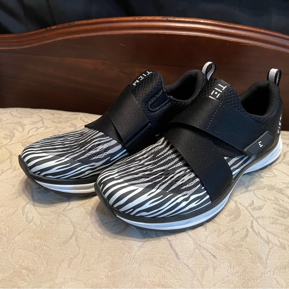 Women’s Zebra Black Cycling Shoes Size 6